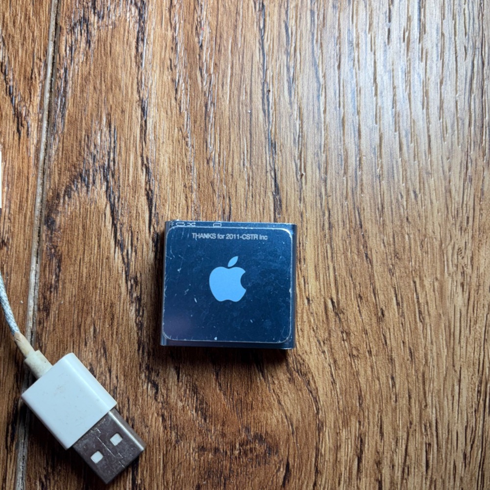 Apple iPod Shuffle 4th Generation Blue 2GB MP3 Player A1373 - Picture 4 of 7